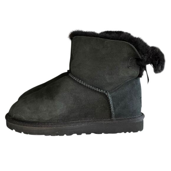***SOLD*** UGG Mini Bailey Bow 1005062 Suede Sheepskin Lined Snow Boot Size 7 - Picture 1 of 6